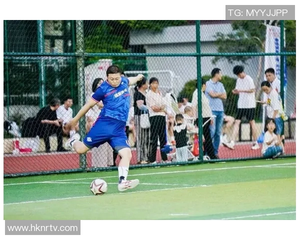 绿茵场上巨星奋力突破瞬间展现激情与速度之美