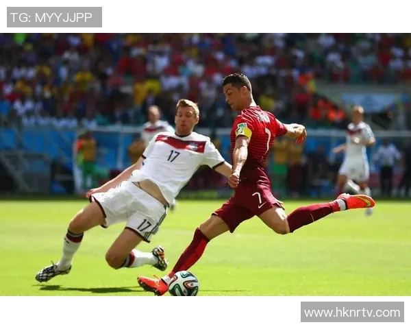 球星亲自示范足球训练技巧 提升个人技术与团队配合能力